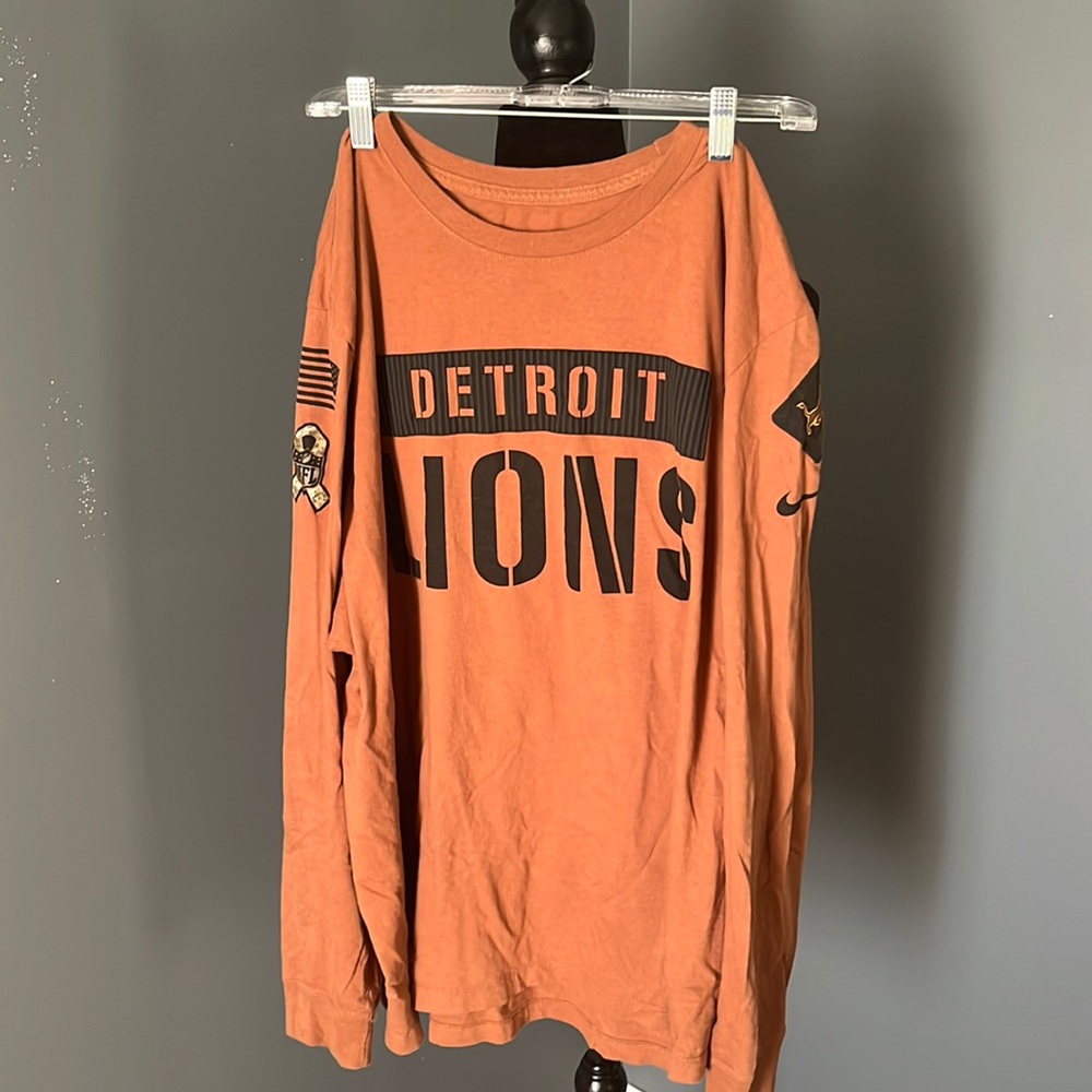 NWOT Detroit Lions salute to service long  sleeve T-shirt.